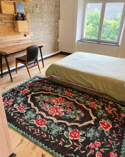 Charger l'image dans la galerie, Tapis Moldave Vintage Room 1