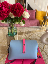 Charger l'image dans la galerie, Sac Bee by Sandra tout en cuir lavande bleu et rose fluo đź’•
