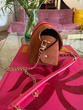 Charger l'image dans la galerie, Sac Bee by Sandra tout en daim et cuir rose fluo