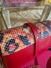 Charger l'image dans la galerie, Sac Bee By Sandra Cuir version serpent hologramme Vasarely In Love ❤️