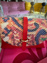 Charger l'image dans la galerie, Sac Bee By Sandra Cuir version serpent hologramme Vasarely In Love ❤️