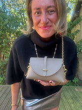 Charger l'image dans la galerie, SAC EN CUIR GRAINÉ TAUPE VICTORINE