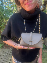 Charger l'image dans la galerie, SAC EN CUIR GRAINÉ TAUPE VICTORINE