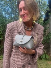 Upload image to gallery, SAC EN CUIR GRAINÉ GRIS ALMA