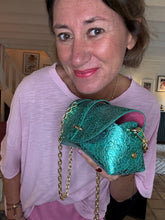 Upload image to gallery, SAC EN CUIR IRISÉ VALENTINE