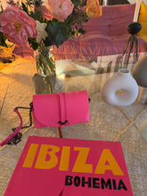 Charger l'image dans la galerie, Sac B en cuir grainé rose fluo Ali 💕💕💕💕🔥🔥🔥
