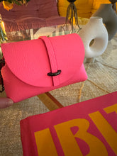 Charger l'image dans la galerie, Sac B en cuir grainé rose fluo Ali 💕💕💕💕🔥🔥🔥
