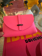Charger l'image dans la galerie, Sac B en cuir grainé rose fluo Ali 💕💕💕💕🔥🔥🔥