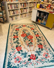 Charger l&#39;image dans la galerie, Tapis Moldave couleurs claires motif floral en laine
