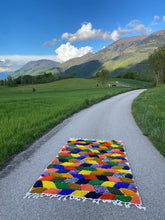 Charger l&#39;image dans la galerie, Tapis en laine artisanal dans la montagne
