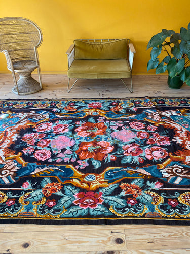 Très grand tapis Moldave à motif floral