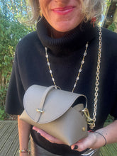 Charger l'image dans la galerie, SAC EN CUIR GRAINÉ TAUPE VICTORINE
