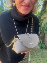 Charger l'image dans la galerie, SAC EN CUIR GRAINÉ TAUPE VICTORINE
