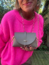Charger l'image dans la galerie, SAC EN CUIR GRAINÉ TAUPE VICTORINE
