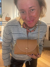 Charger l'image dans la galerie, SAC EN CUIR GRAINÉ CARAMEL ROSALIE
