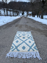 Charger l&#39;image dans la galerie, Tapis Béni Ouarain Neuf tout en relief tissé sur un Kilim Neuf Baby 3
