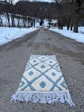 Charger l&#39;image dans la galerie, Tapis Béni Ouarain Neuf tout en relief tissé sur un Kilim Neuf Baby 3
