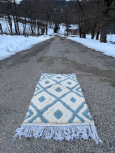 Charger l&#39;image dans la galerie, Tapis Béni Ouarain Neuf tout en relief tissé sur un Kilim Neuf Baby 3
