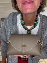 Upload image to gallery, SAC EN CUIR GRAINÉ TAUPE COUTURE BLANCHE DAVID

