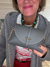 Charger l'image dans la galerie, SAC EN CUIR GRAINÉ GRIS COUTURE BLANCHE GISELE
