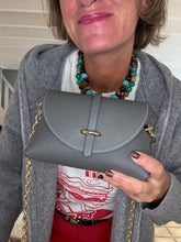 Charger l'image dans la galerie, SAC EN CUIR GRAINÉ GRIS COUTURE BLANCHE GISELE
