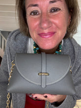 Charger l'image dans la galerie, SAC EN CUIR GRAINÉ GRIS COUTURE BLANCHE GISELE
