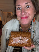 Charger l'image dans la galerie, SAC EN CUIR FAÇON CROCO MARRON VINTAGE HIGGINS
