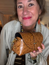 Charger l'image dans la galerie, SAC EN CUIR FAÇON CROCO MARRON VINTAGE HIGGINS
