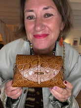 Charger l'image dans la galerie, SAC EN CUIR FAÇON CROCO MARRON VINTAGE HIGGINS
