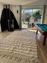 Charger l&#39;image dans la galerie, Tapis Béni Ouarain Neuf fait avec la laine  soyeuse et luxueuse des Mrirts Neufs tissé sur un Kilim Neuf Rose 4
