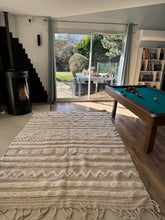 Charger l&#39;image dans la galerie, Tapis Béni Ouarain Neuf fait avec la laine  soyeuse et luxueuse des Mrirts Neufs tissé sur un Kilim Neuf Rose 4
