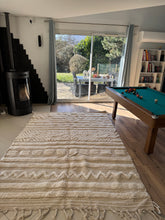 Charger l&#39;image dans la galerie, Tapis Béni Ouarain Neuf fait avec la laine  soyeuse et luxueuse des Mrirts Neufs tissé sur un Kilim Neuf Rose 4
