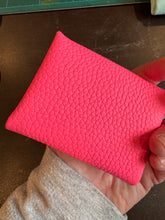 Charger l&#39;image dans la galerie, Porte Monnaie Little Bee Rose Fluo
