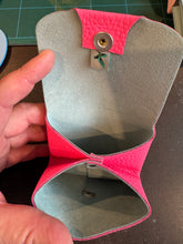Charger l&#39;image dans la galerie, Porte Monnaie Little Bee Rose Fluo
