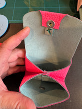 Charger l&#39;image dans la galerie, Porte Monnaie Little Bee Rose Fluo
