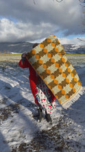 Charger et lire la vidéo dans la visionneuse de la Galerie, Tapis Béni Ouarain Neuf tissé sur un Kilim Neuf Winter 1
