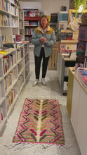 Charger et lire la vidéo dans la visionneuse de la Galerie, Tapis Béni Ouarain Neuf tissé sur un Kilim Neuf Byron 1
