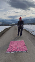 Charger et lire la vidéo dans la visionneuse de la Galerie, Tapis Béni Ouarain Neuf tissé sur un Kilim Neuf Hype 3
