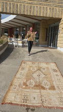 Charger et lire la vidéo dans la visionneuse de la Galerie, Tapis Boujaad Vintage Les Cabanettes 2
