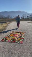 Charger et lire la vidéo dans la visionneuse de la Galerie, Tapis Moldave Vintage Printemps 1
