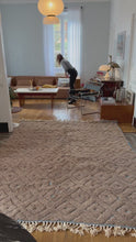 Charger et lire la vidéo dans la visionneuse de la Galerie, Tapis Béni Ouarain Neuf Maelle 5
