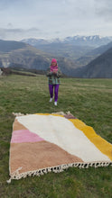 Charger et lire la vidéo dans la visionneuse de la Galerie, Tapis Béni Ouarain Neuf Soleil 1
