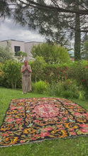 Charger et lire la vidéo dans la visionneuse de la Galerie, Tapis Moldave Vintage Pépite
