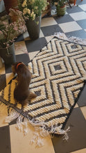 Charger et lire la vidéo dans la visionneuse de la Galerie, Tapis Béni Ouarain Neuf tissé sur un Kilim Neuf Comète 1
