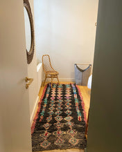 Charger l&#39;image dans la galerie, Kilim Marocain tissu  recyclé couleurs sur fod noir
