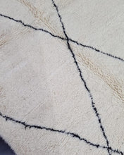 Charger l&#39;image dans la galerie, Détail tapis en laine artisanal marocain
