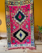 Charger l&#39;image dans la galerie, Tapis kilim azilal rose à motifs géométriques en laine
