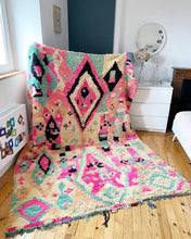 Charger l&#39;image dans la galerie, grand tapis berbère en laine coloré dans décor berbère
