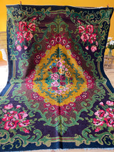 Charger l&#39;image dans la galerie, Grand tapis moldave motifs floraux
