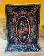 Charger l&#39;image dans la galerie, Tapis Moldave en laine bouillie ancien
